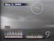 Observation d'un OVNI pendant une tornade